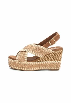 Sandali con zeppa, esterno in paglia intrecciata, cinturino marrone, design incrociato e soletta liscia marrone. Dettagli texture lungo la suola.