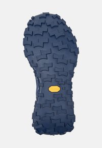 Suola Vibram, gomma blu navy con un motivo testurizzato a zigzag. Logo circolare giallo con "42" al centro.