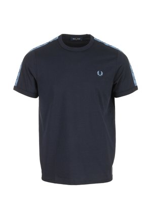 T-shirt blu navy a maniche corte con logo azzurro sul petto e strisce brandizzate azzurre sulle spalle e sulle maniche.