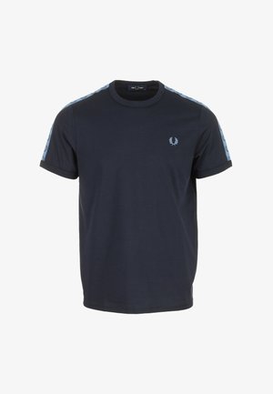 T-shirt blu navy a maniche corte con logo azzurro sul petto e strisce brandizzate azzurre sulle spalle e sulle maniche.