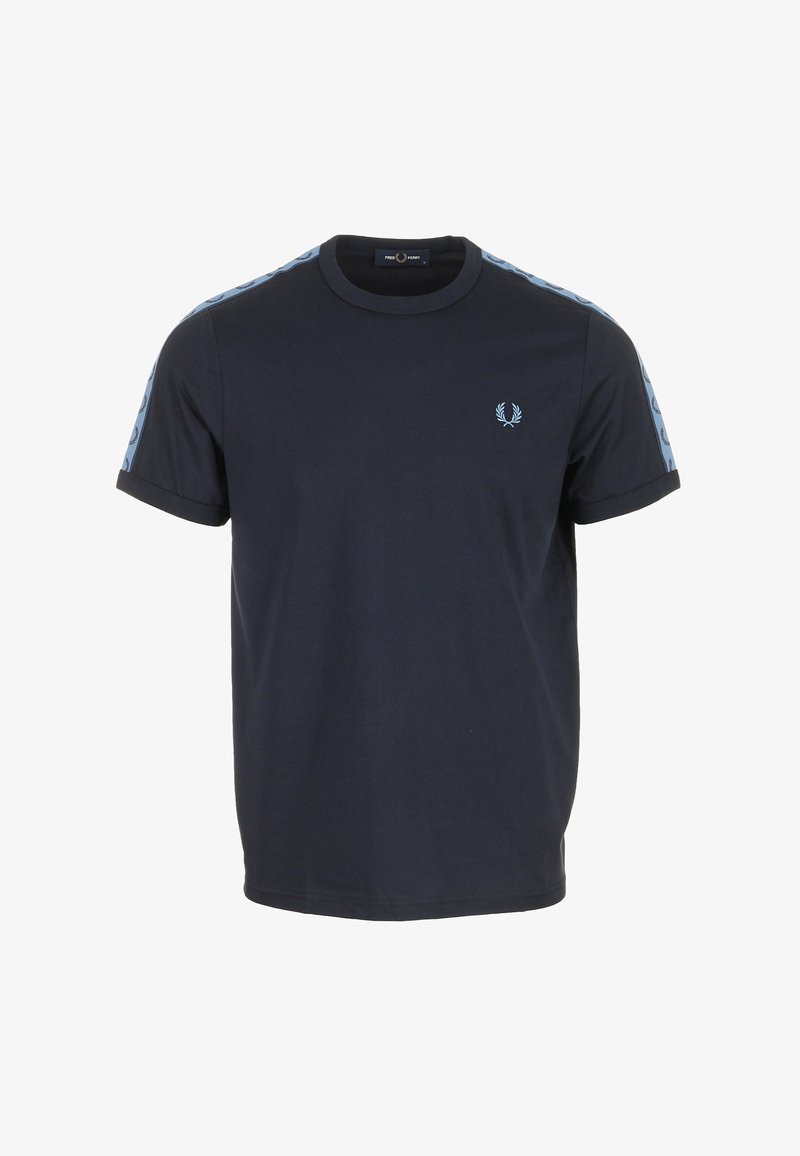 Camiseta de manga corta azul marino con logo azul claro en el pecho y franjas de marca azul claro a lo largo de los hombros y las mangas.
