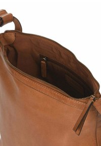 Bolso de cuero marrón con cierre de cremallera. Presenta una textura suave, bolsillo interior y tirador de cuero. Interior forrado en tela.