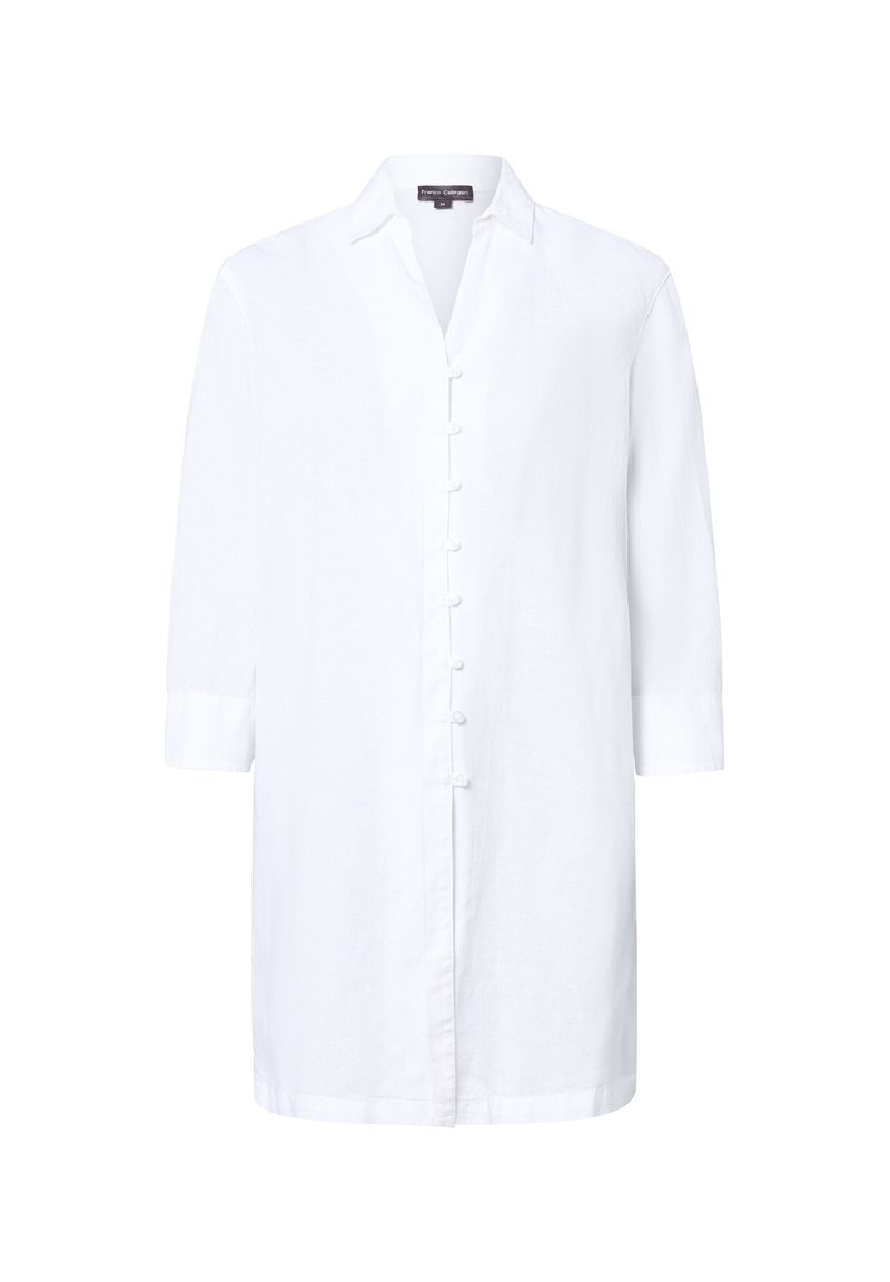 Witte linnen blouse met een knoopsluiting aan de voorkant, kraag en driekwartmouwen. Heeft een rechte snit en een subtiele textuur.