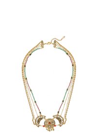 Goldene Mehrfach-Halskette mit kompliziertem Anhänger und Edelsteinen. Perlenstränge in Grün, Rot und Orange mit Kettenakzenten.