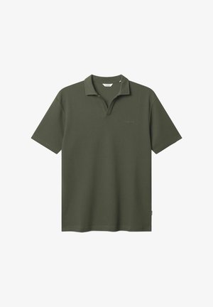 Olivno zelena polo majica iz teksturiranega materiala, ki ima klasičen ovratnik, kratke rokave in diskretno logo na prsih.