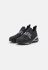 Schwarze Slipper-Sneaker mit einem genoppten Obermaterial und kristallähnlichen Akzenten, strukturiertem Finish und einer schlanken Sohle mit metallischen Details.
