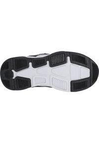 Semelle de chaussure de sport en noir et blanc avec des rainures et des crêtes ; en caoutchouc pour l'adhérence ; sections texturées pour la stabilité.