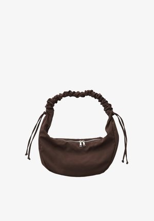 Sac hobo en tissu marron avec une anse à cordon froncée, un compartiment principal zippé et une texture lisse. Design simple et fonctionnel.