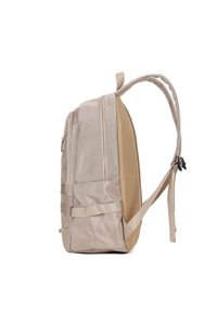 Sac à dos beige avec un devant en tissu lisse et un dos en mesh, comportant deux poches latérales, des bretelles réglables et une poignée de grip en haut.