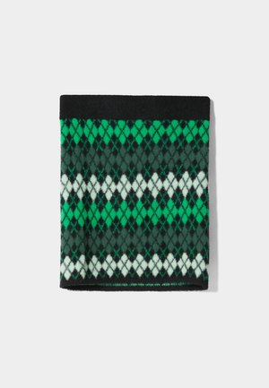 Foldet uld tørklæde med grønne, sorte, grå og hvide rombemønstre og sort kant på en lys baggrund.