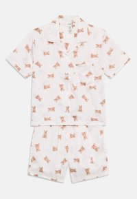 Kortärmad pyjamaset i mjukt tyg, med en vit bakgrund prydd med spridda nallebjörnar och hjärtan, inkluderar en skjorta med knappar och shorts.