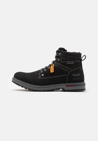 Bottes noires jusqu'à la cheville avec une tige en tissu texturé et une semelle en caoutchouc grise. Comprend des œillets en métal, un col tricoté et une étiquette de marque orange.