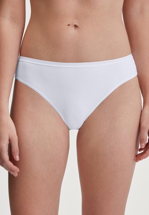 Witte boxershort gemaakt van glad, rekbaar materiaal. Heeft een lage taille en minimale bedekking met een eenvoudig, strak ontwerp en geen zichtbare hardware.