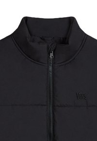 Giacca a vento nera con colletto alto, cuciture verticali, chiusura a zip completa e logo ricamato sul lato sinistro del petto. Texture morbida.