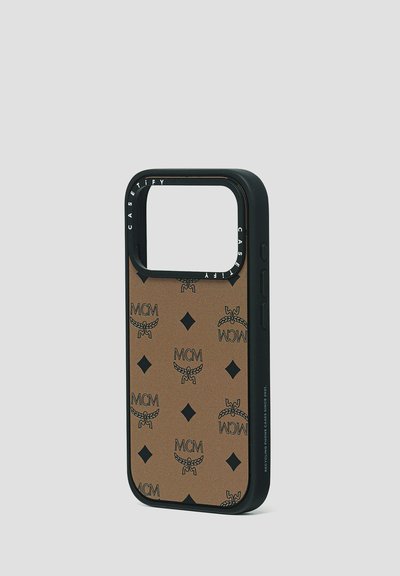 Custodia per telefono marrone con accenti neri, caratterizzata da un motivo a diamante e dai loghi MCM. Realizzata in materiale resistente con un design modellato.