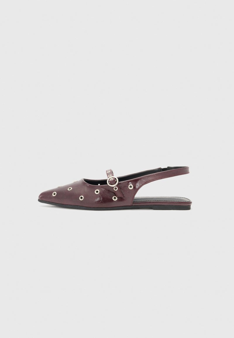 Burgundi nahkainen slingback-kengät, joissa on terävä kärki, koristeelliset metalliset niitit ja solkiremmi. Tasapohja, jossa on sileä rakenne.