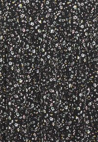 Czarna tkanina z kwiatowym wzorem, z małymi różowymi, żółtymi i zielonymi kwiatami rozmieszczonymi losowo. Tekstura wydaje się lekko pomarszczona.