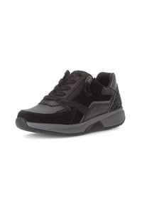 Scarpa da ginnastica nera presenta una combinazione di materiali lisci e testurizzati, tra cui dettagli in suede e pelle, con decorazioni perforate e chiusura con zip.