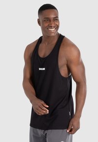Zwarte tanktop met ronde hals, gemaakt van zachte stof. Kenmerkt zich door een wit logo op de borst, mouwloos ontwerp en een comfortabele pasvorm.