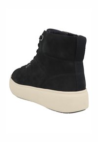Scarpe alte in suede nera con finitura testurizzata, suola in gomma bianca e design con lacci. Presentano un colletto imbottito e una linguetta sul retro.