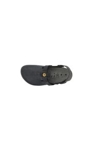 Schwarze, geschlossene Clogs mit abgerundetem Vorderteil, verstellbarem Riemen und einem kreisförmigen, goldenen Knopfdetail. Strukturierte Oberfläche mit einer stabilen Sohle.