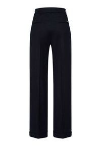 Pantalons droits noirs ajustés avec poches passepoilées à l'arrière et ourlets, montrés de l'arrière sur fond blanc.