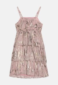 Robe rose à volants avec des bretelles fines, dotée d'accents métalliques dorés et d'une finition texturée. Chaque couche a un effet scintillant.