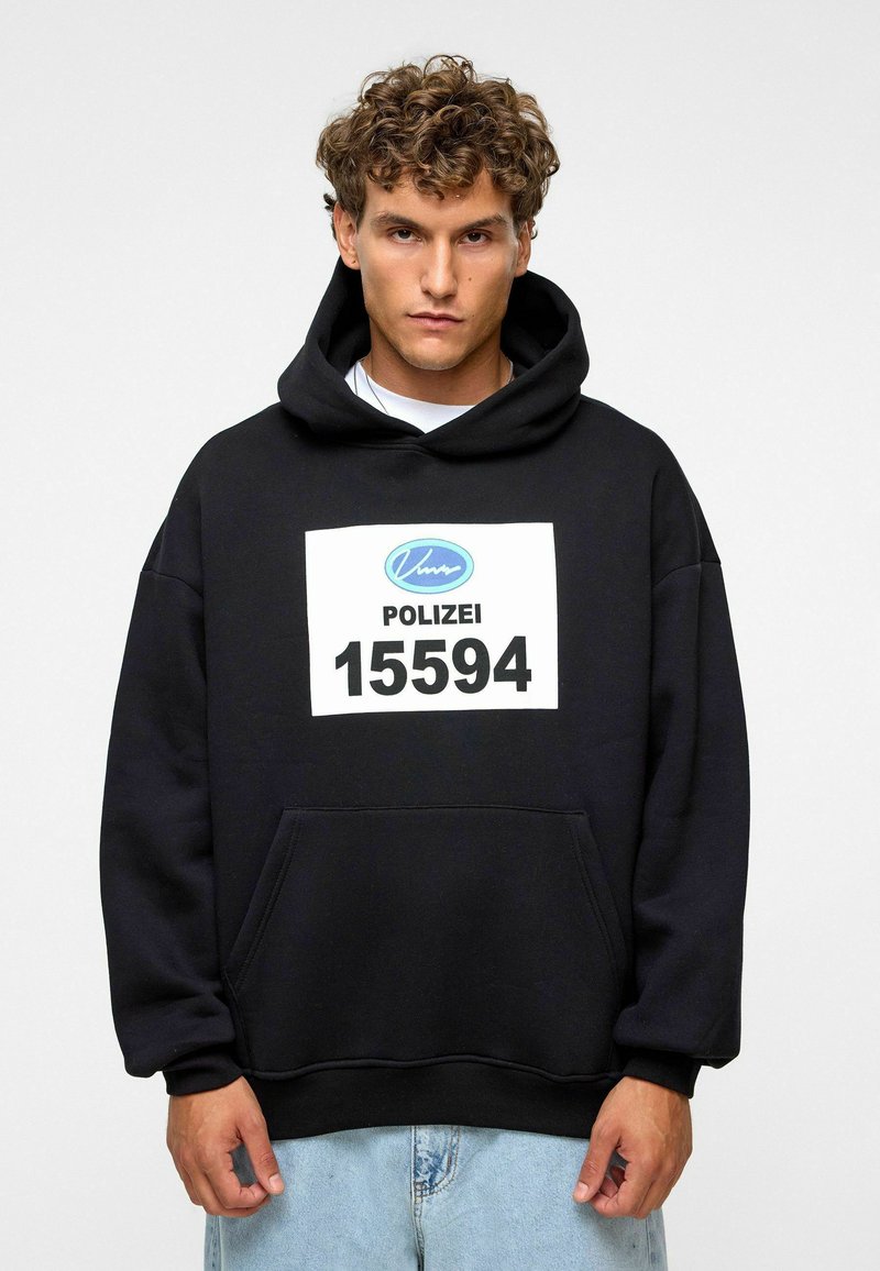 Haut de hoodie noir présentant un grand graphisme à l'avant avec "POLIZEI 15594". Confectionné en mélange de coton, il est doté d'une poche kangourou et d'une capuche avec cordon de serrage.