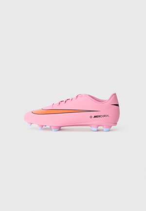 Scarpino da calcio rosa con un design elegante, caratterizzato da uno swoosh nero e arancione, una tomaia testurizzata e tacchetti azzurri per una migliore trazione.