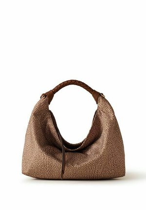 Sac hobo en cuir marron texturé avec une anse en cuir tressé et un design souple et spacieux.