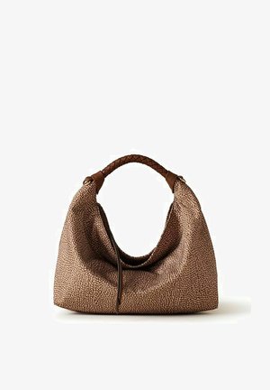 Sac hobo en cuir marron texturé avec une anse en cuir tressé et un design souple et spacieux.