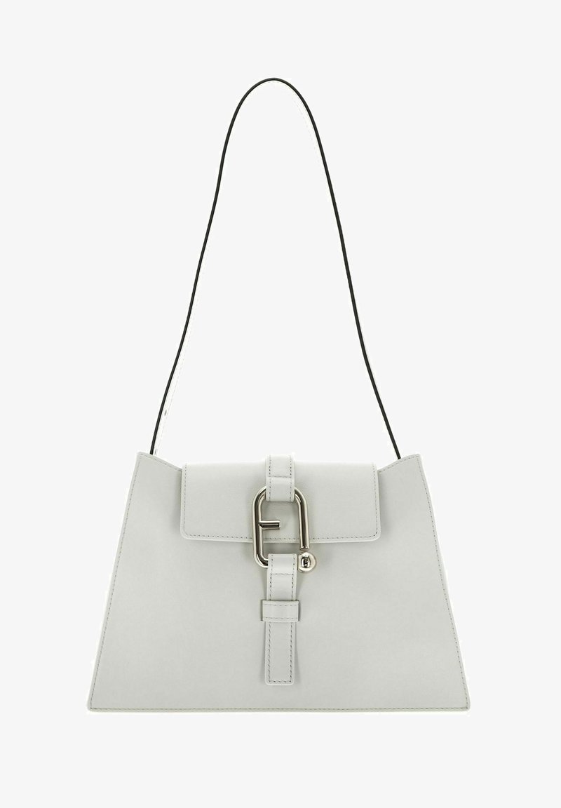 Graue Lederhandtasche mit strukturiertem Design, ausgestattet mit einem Klappenverschluss und einem metallischen Schnallenakzent, ergänzt durch einen schwarzen Tragegurt.