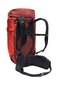 Un sac à dos rouge et orange avec un design structuré, un panneau arrière en mesh, des bretelles réglables et une ceinture de hanche rembourrée avec fermeture par clip.