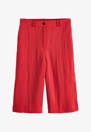 Raudoni kelių ilgio šortai su tekstūruota medžiaga, tampria juosmens dalimi, diržo kilpomis ir priekinio užsegimo mygtuku.