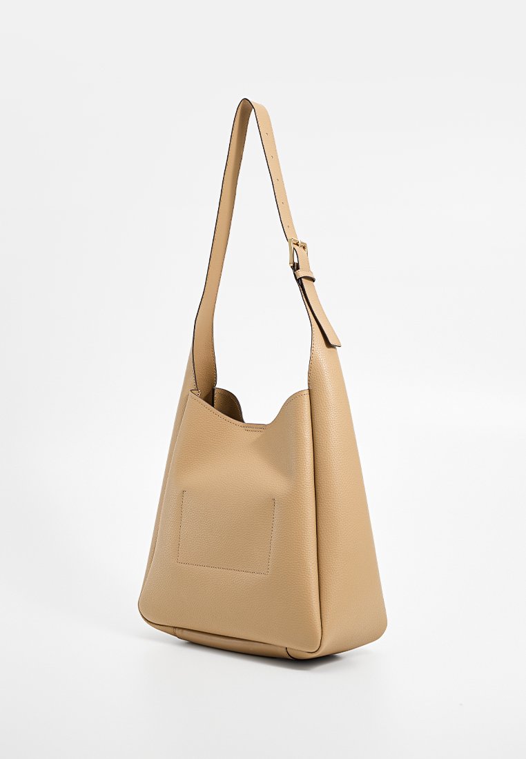 Beige leren schoudertas met een gestructureerd oppervlak, brede opening en verstelbare schouderband. Voorzien van een voorkantvak met stikseldetail.