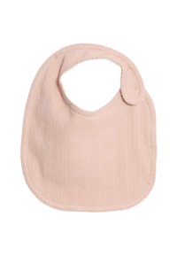 Rosa bomuldsbib med ribbet struktur og små prikkede mønstre, med en rund form og en trykknap lukning i toppen.