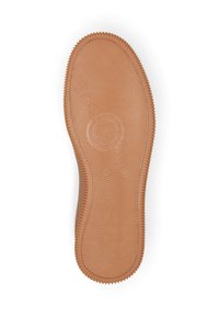 Braune Gummisohle mit strukturierten Rillen und Branding. Sie hat ein rundes Emblem und eine kleine Größenangabe.