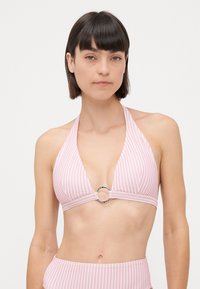 Top di bikini a righe rosa con design triangolare, colletto all'americana e un accento centrale con anello circolare in argento. Texture liscia.