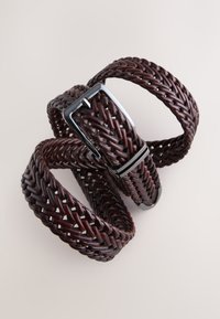 Ceinture en cuir brun foncé tressé avec une boucle en métal noir lisse et brillante, une sangle ajustable, présentant une texture tissée.