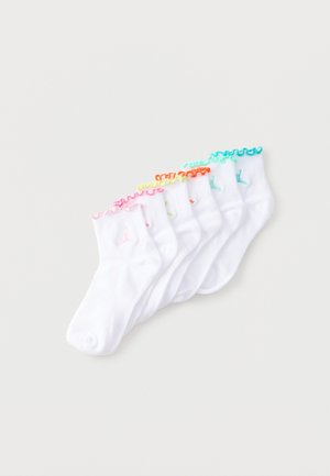 Seitse paari valgeid pahkluue sokke laineliste servadega roosas, lillakas, kollases, oranžis, rohelises, sinises ja türkiissinises toonis, reas paigutatult.