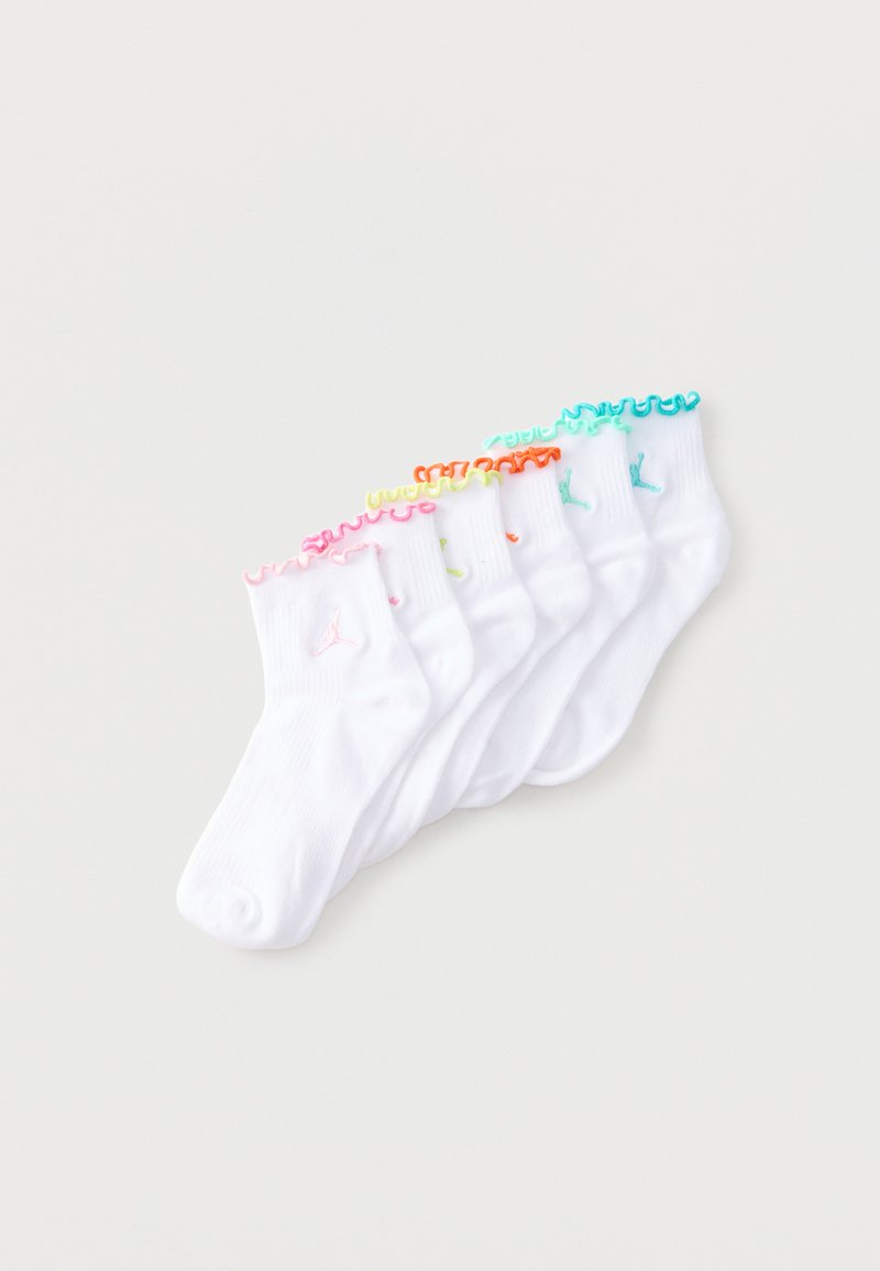 Επτά ζευγάρια λευκές κάλτσες αστραγάλου με κυματοειδή άκρα σε ροζ, μοβ, κίτρινο, πορτοκαλί, πράσινο, μπλε και πετρόλ, τοποθετημένα στη σειρά.