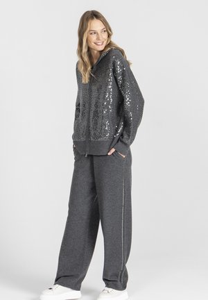 - Spodnie treningowe