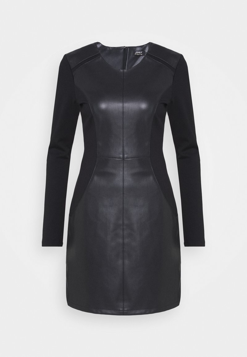Robe noire à manches longues avec panneau avant en simili cuir et manches en tissu, avec encolure ronde et fermeture éclair au dos.