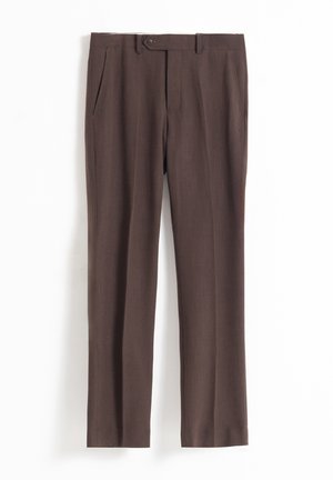 Pantalones marrones a medida con bolsillos laterales, cierre frontal de botón y cremallera, hechos de tela lisa, mostrados sobre un fondo blanco.