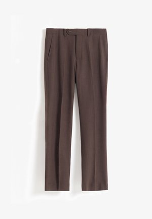 Pantalones marrones a medida con bolsillos laterales, cierre frontal de botón y cremallera, hechos de tela lisa, mostrados sobre un fondo blanco.