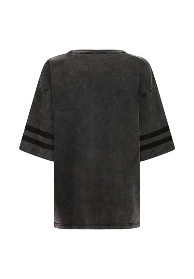 T-shirt noir surdimensionné avec manches courtes, col rond, et larges rayures noires sur les manches. Confectionné en tissu doux et texturé.