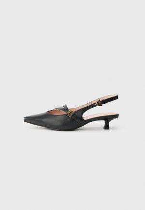 Décolleté slingback in pelle nera con punta affilata, tacco basso, design con ritagli e dettaglio fibbia color oro sulla cinghia.