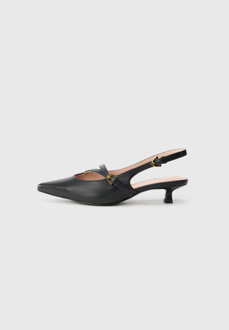 Μαύρη δερμάτινη γόβα slingback με μυτερή μύτη, μικρό τακούνι, σχεδιασμό με κοψίματα και λεπτομέρεια με χρυσό πόμολο στο λουράκι.