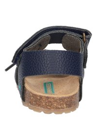 Navyblauwe sandaal met een textuurleer bovenwerk, kurken middenzool en een klittenbandsluiting. Open achterkant ontwerp met een licht profiel op de zool.