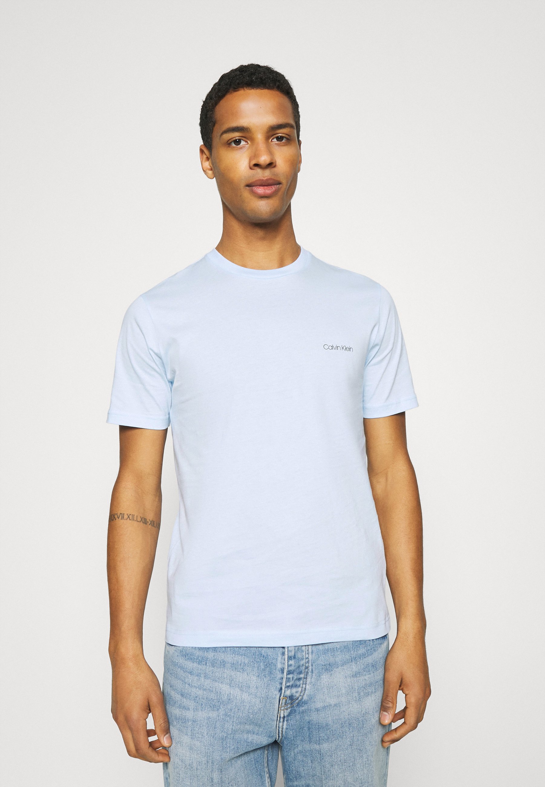 camiseta basica calvin klein